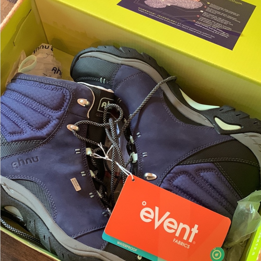 Women’s Size 9.5 Ahnu Hiking Boots